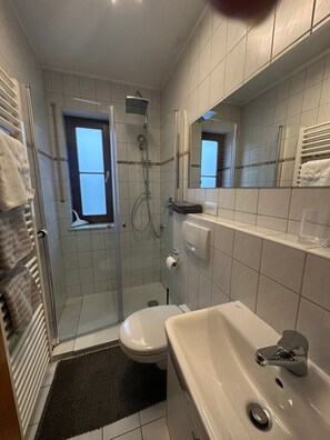 Haartrockner, Handtücher, Seife, Toilettenpapier