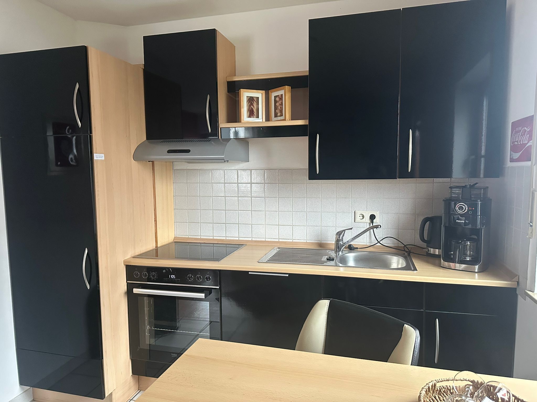 Een koelkast, een oven, een kookplaat, een vaatwasser