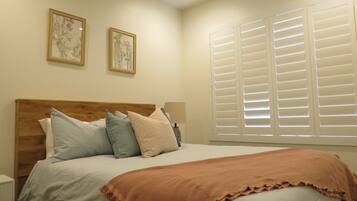 3 slaapkamers, een strijkplank/strijkijzer, gratis wifi, beddengoed