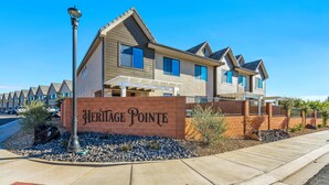 Un edificio residencial con un letrero que dice 'Heritage Pointe'.