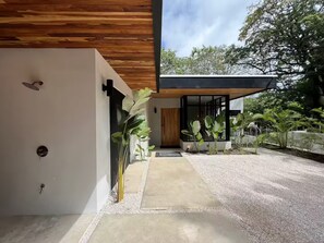 Property grounds - Casa LillyBelle, New 4Br w Office, Walk to Beach (Nosara)