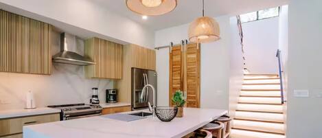 Refrigerador, microondas, horno, placa de cocina