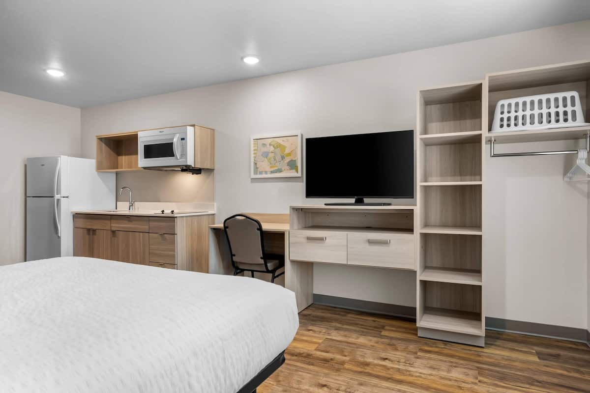 Escritorio y espacio para trabajar con laptop