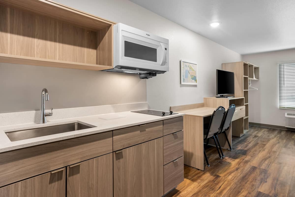 Refrigerador con congelador, microondas y parrilla de estufa