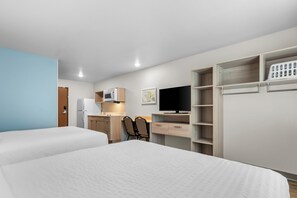 Escritorio y espacio para trabajar con laptop 