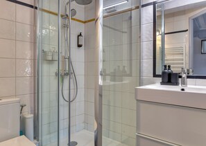 Shower, hair dryer, towels - Bienvenue au Solenne votre pied-à-terre de charme au cœur de Rouen (Rouen)