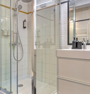 Dusche, Haartrockner, Handtücher