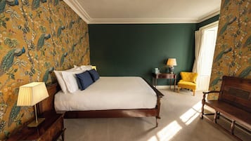 Classic Double Room, Courtyard View | Meja, ruang kerja komputer riba, langsir/tirai gelap terus