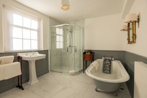 Quarto casal clássico, vista para o pátio | Banheiro | Produtos de toalete grátis, secador de cabelo, toalhas de banho