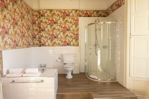 Habitación doble Deluxe, vista al jardín | Baño | Amenidades de baño gratuitas, secadora de cabello, toallas, jabón 