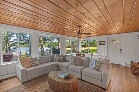 TV, fireplace, video games, books. Waterfront home on Mill Creek-5BR-3bath-Hot tub, Kayaks & private dock