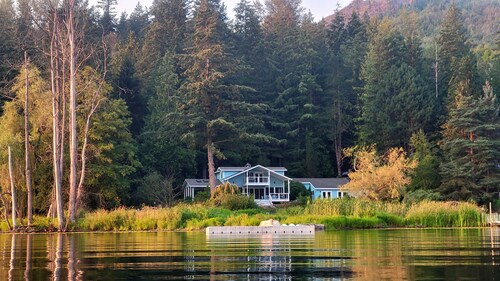 Amazing 5BR Lake House +Private Dock +Hot Tub +Huge Games Room +7 Patios & Decks