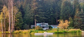 Amazing 5BR Lake House +Private Dock +Hot Tub +Huge Games Room +7 Patios & Decks