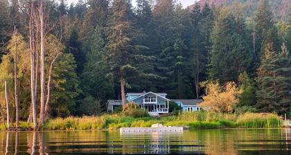 Amazing 5BR Lake House +Private Dock +Hot Tub +Huge Games Room +7 Patios & Decks