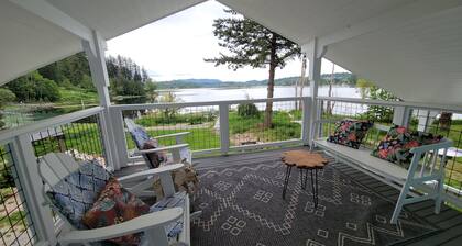 Charming 4 Bdrm Lake House + Huge Games Room