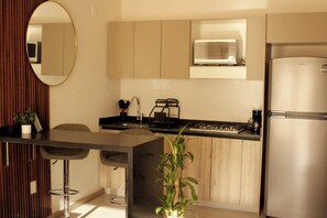 Een magnetron, een koffiezetapparaat/waterkoker, een blender