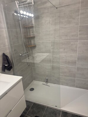 Dusj, hårføner, såpe og toalettpapir