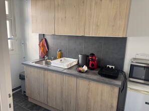 Kjøleskap, mikrobølgeovn, kokeplater og kaffetrakter/tekoker