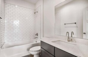 Douche, séchoir à cheveux, serviettes fournies, savon