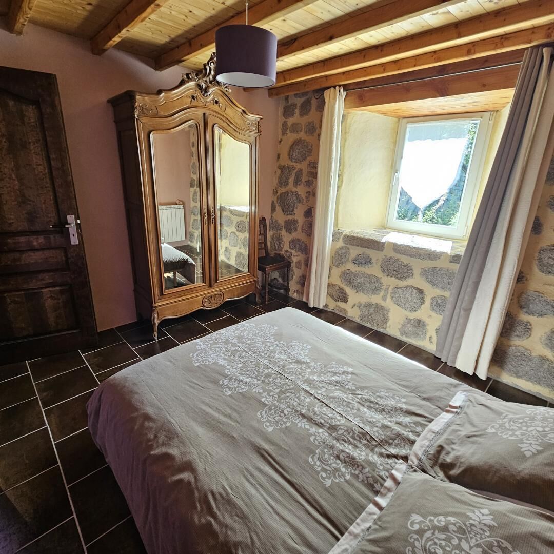 4 bedrooms, travel cot