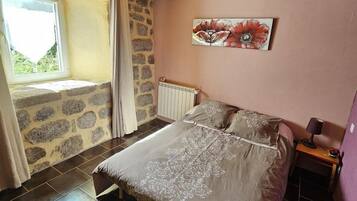 4 bedrooms, travel cot