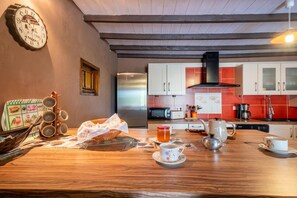 Een koelkast, een microgolfoven, een oven, een vaatwasser