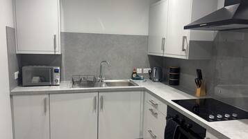 Cottage | Private kitchen | Dishwasher, cookware/dishes/utensils