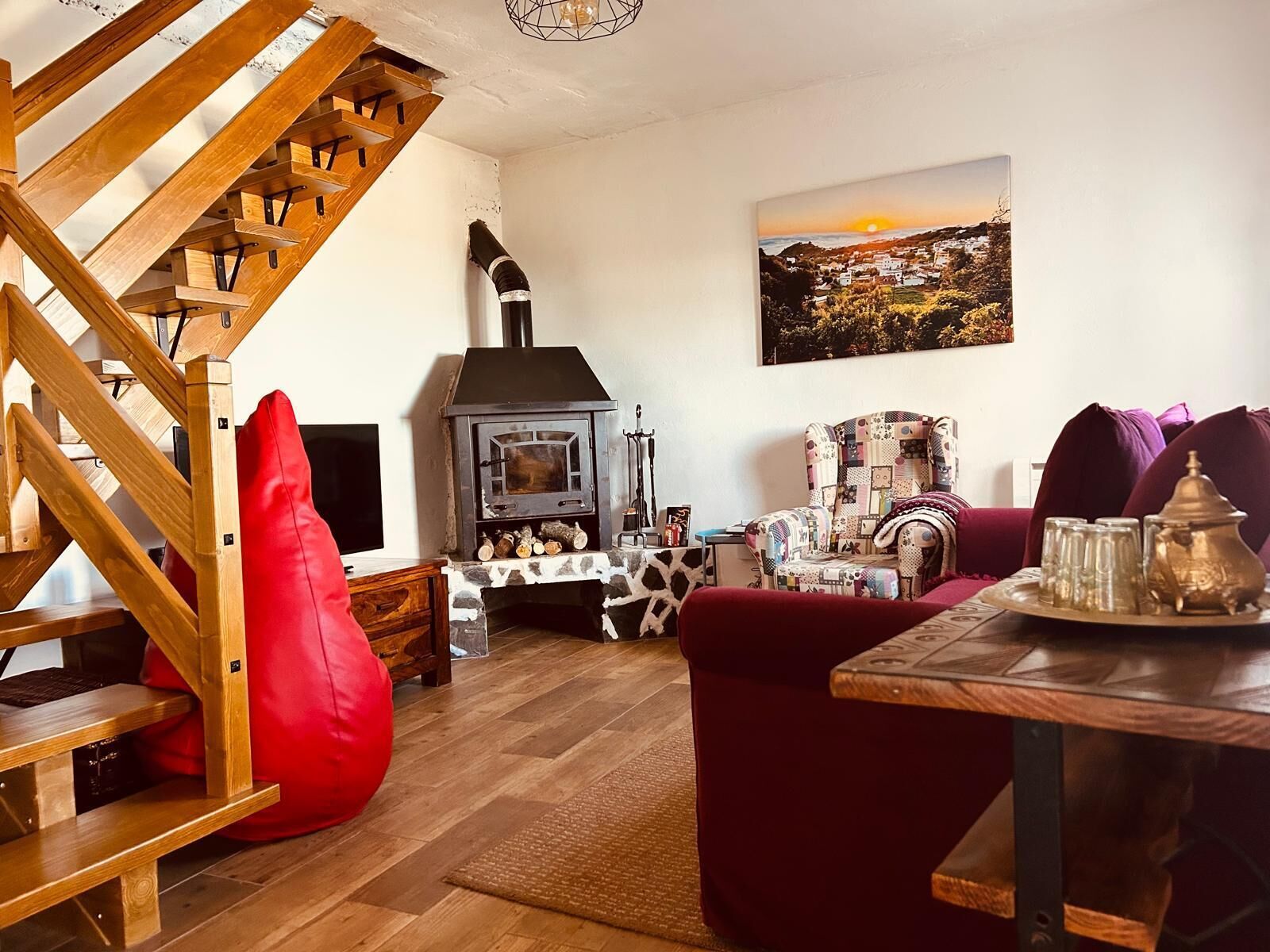 Smart TV, fireplace, books, stereo