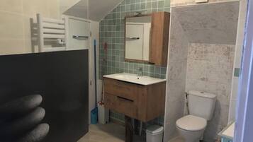 Douche, sèche-cheveux, serviettes fournies, savon