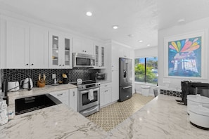 Fridge, microwave, oven, stovetop - 3 Bedroom Lake Front Townhouse - Absolute Gem Isla Del Sol (Isla Del Sol)