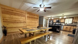 Una cocina amplia con armarios de madera, una isla central y un ventilador de techo.