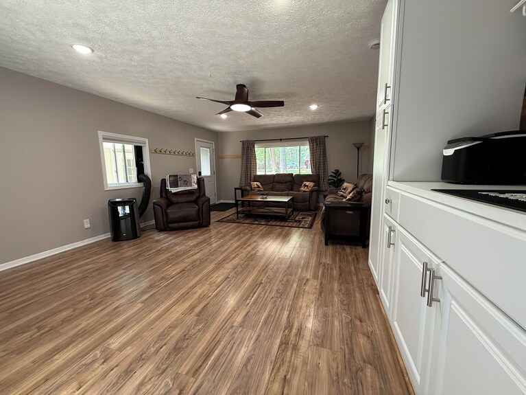 Knotty By Nature! Firepit And Parking! Less Than A Mile To Trails And The Lake! - Michigan