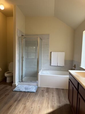 Towels, toilet paper - Austin Stay - 3BR Near Downtown (Austin)