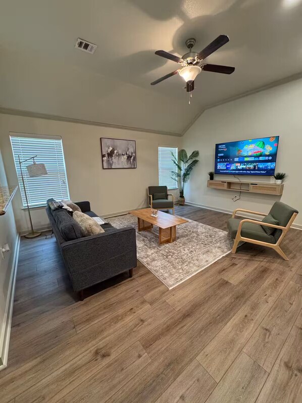 Smart TV - Austin Stay - 3BR Near Downtown (Austin)