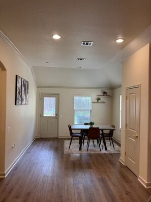 Dining - Austin Stay - 3BR Near Downtown (Austin)