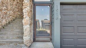 Unclassified image, 5 of 19, button - Prime location only 8 minutes to UT campus 2-bedroom townhome newly renovated!! (Knoxville)