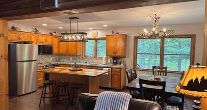 3 Bedroom, 2 Bath Secluded Old Forge Log Cabin
