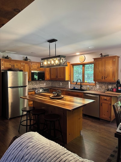 3 Bedroom, 2 Bath Secluded Old Forge Log Cabin