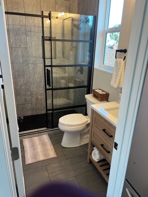 Douche, sèche-cheveux, serviettes fournies, savon