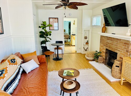 Breezy Bayside Escape — Cottage with Patio in Heart of Mission Beach