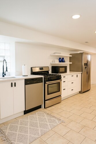 Spacious 2BR - 10 mins from Downtown