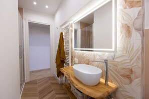 Douche, sèche-cheveux, bidet, serviettes fournies