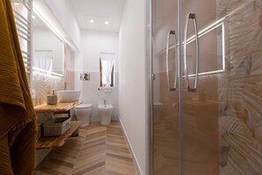 Shower, hair dryer, bidet, towels - Central  Romantic nest San Gimignano (San Gimignano)