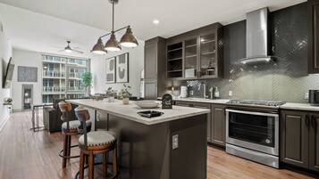 Een koelkast, een magnetron, een oven, een kookplaat