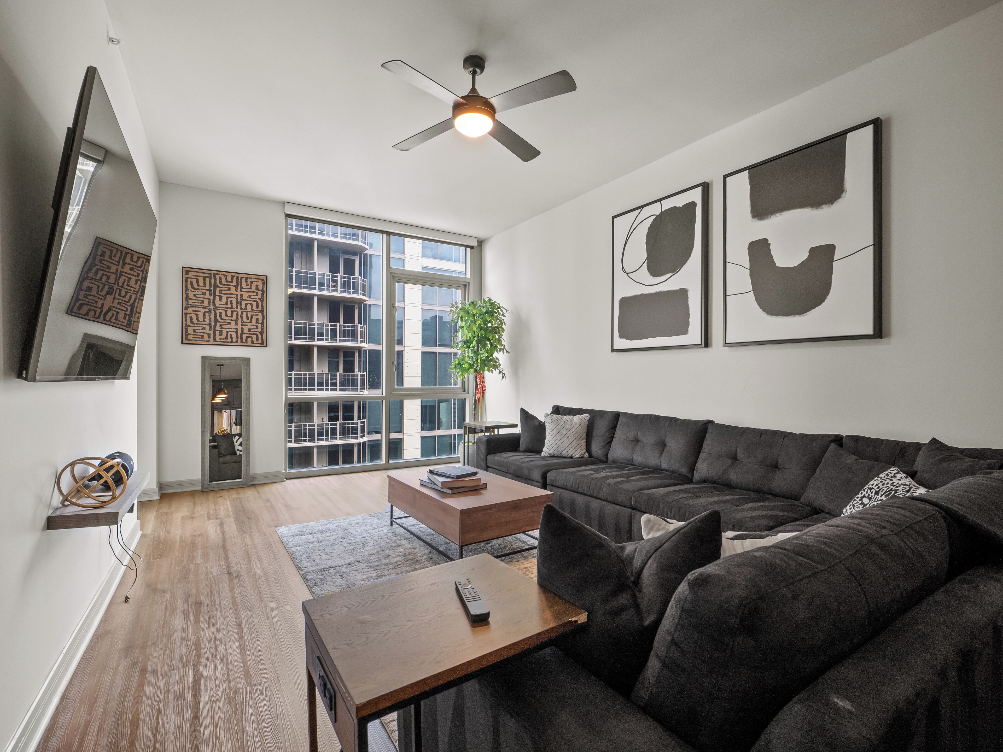 TV connectée, cheminée, jeux vidéo, baby-foot