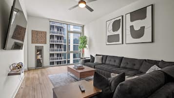 TV connectée, cheminée, jeux vidéo, baby-foot