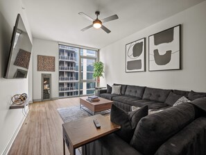 Smart TV, chimenea, videojuegos y futbolito 