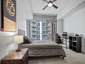 3 habitaciones, escritorio, tabla de planchar con plancha y wifi gratis