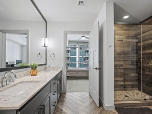 Regadera, secadora de cabello, toallas, jabón 