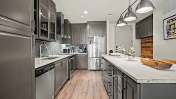 Réfrigérateur, micro-ondes, four, plaque de cuisson